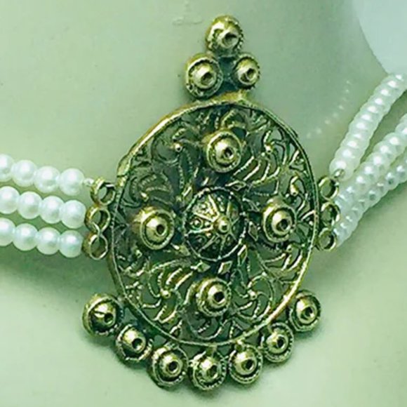 White Pearls Beaded Choker Necklace With Earrings and Ring - Picture 4 of 9